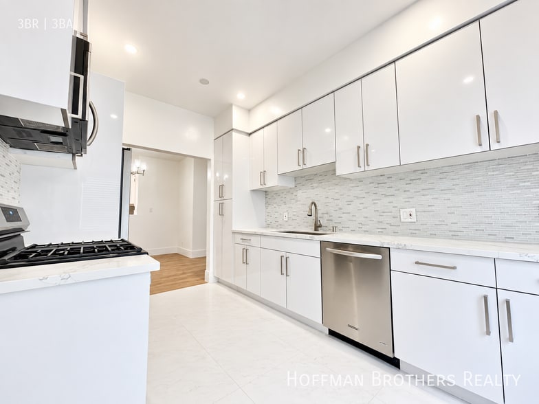 Building Photo - 329 S Doheny Dr