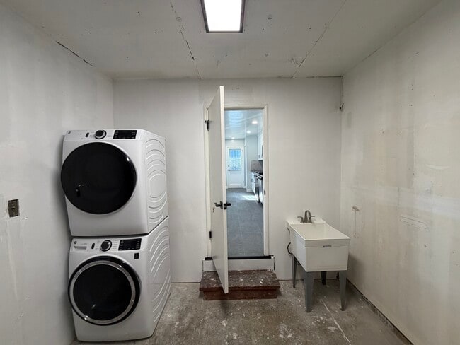 Building Photo - 969 Elgin St