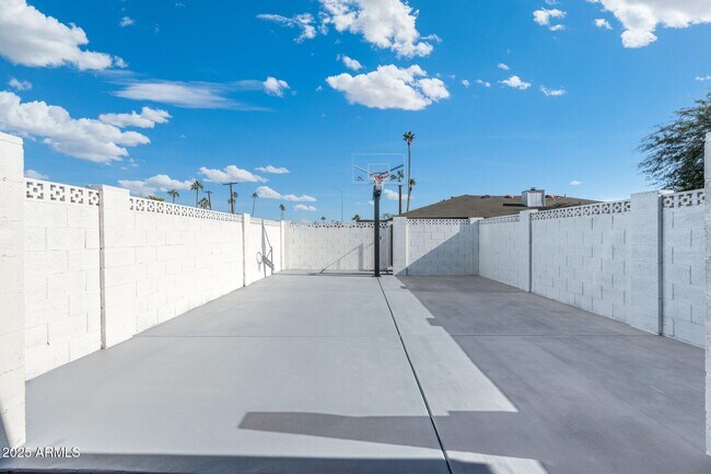 Building Photo - 1759 N Spring Cir