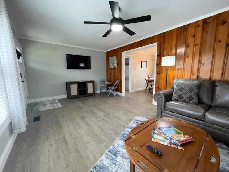 Building Photo - 220 E Hendron Chapel Rd