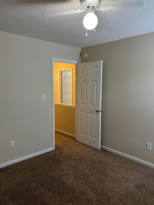 Building Photo - 302 Nikki Way