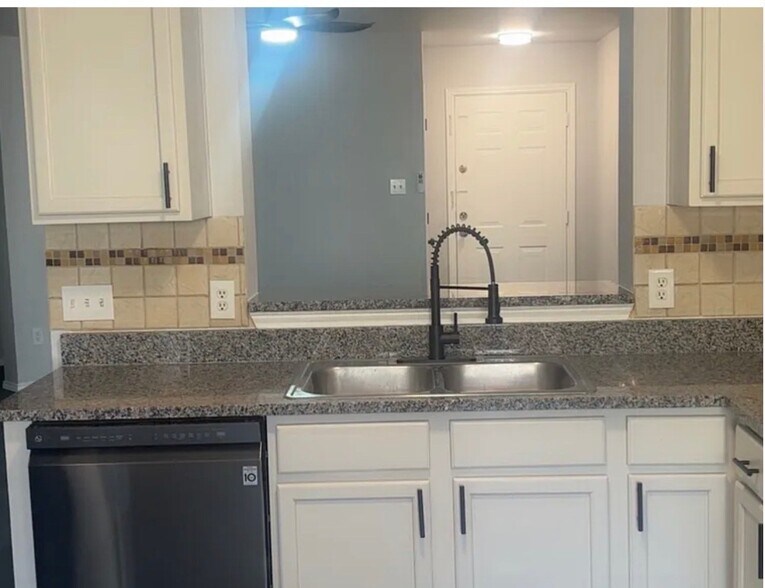 Building Photo - 1028 Doras Dr