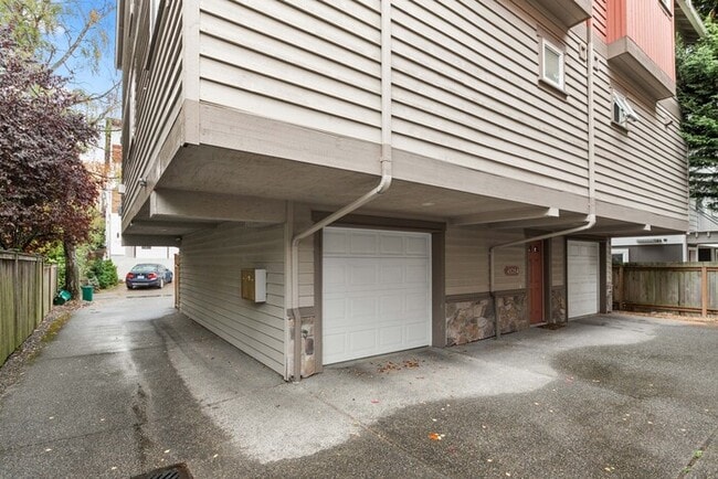 Building Photo - Immaculate Urban Townhome in Famed Alaska ...
