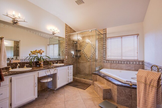 Building Photo - Elegant and Spacious 5Bed/3Bath home nestl...
