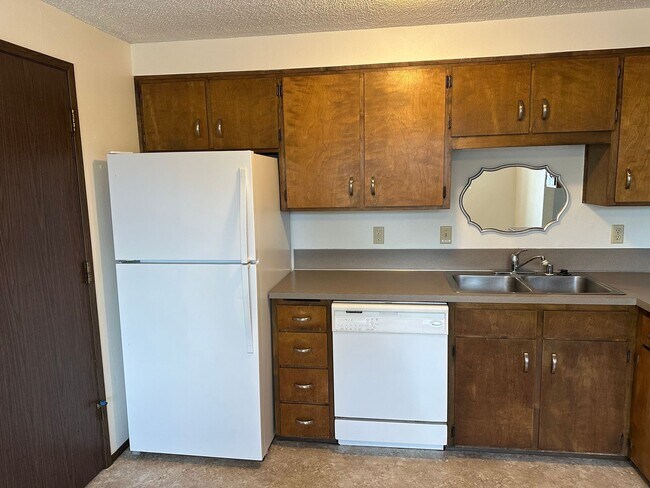 Building Photo - Nice 2 bedroom 1 bath duplex in Springfield!