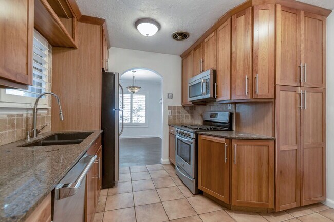 Building Photo - AVAILABLE NOW - Charming Sugar House Bungalow