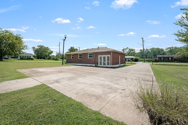 Building Photo - 3308 W Hamilton Ave