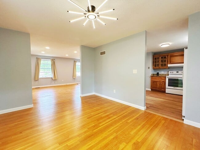 Building Photo - 10 Friar Tuck Ln