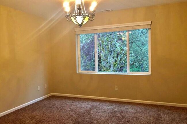 Building Photo - 4 bedroom 2.5 bathroom home