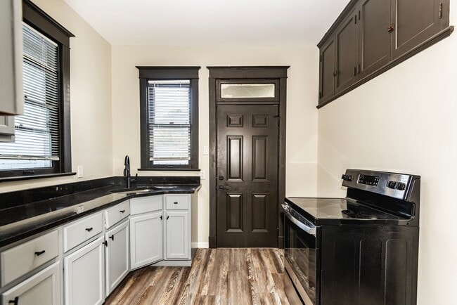 Building Photo - Beautiful Renovated 2 Bed 1 Bath Home