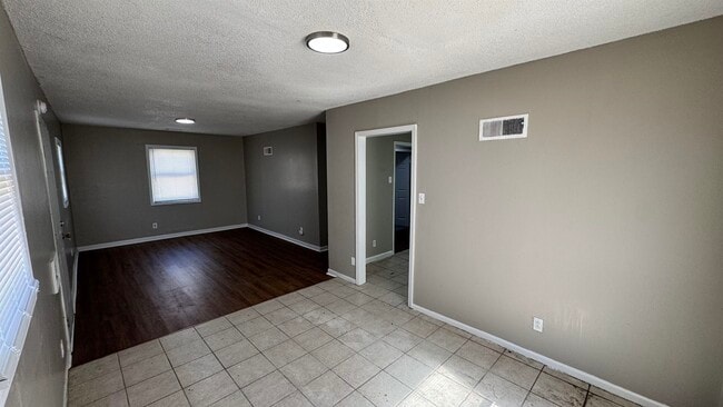 Building Photo - 2434 Vollintine Ave