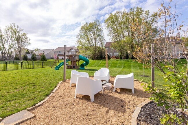 Building Photo - 6787 Oakcrest Dr