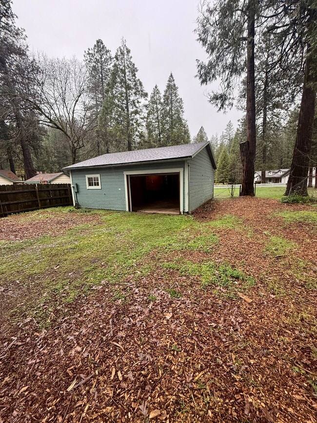 Building Photo - 10886 Pine Hill Dr