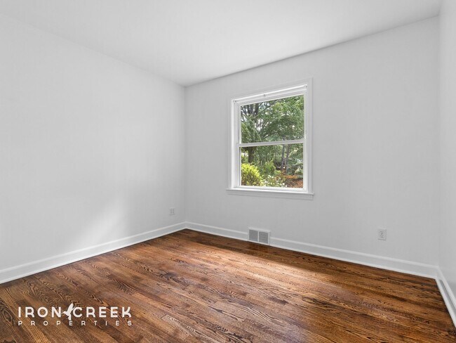 Building Photo - Mountain Retreat with Sunroom & Blue Ridge...