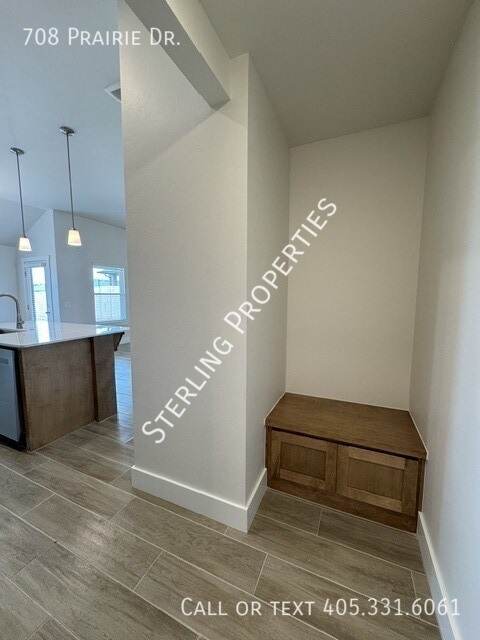 Building Photo - 708 Prairie Dr