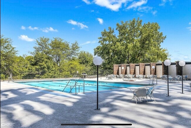 Building Photo - 5455 N Sheridan Rd