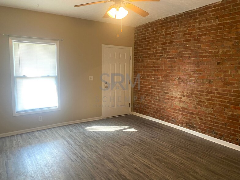 Building Photo - 809 E Maple St