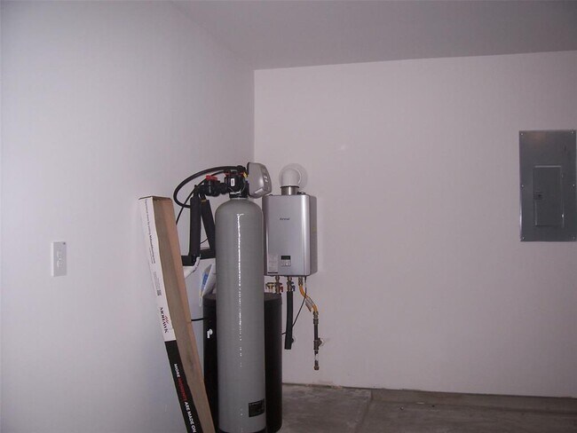 Building Photo - 5015 Rosevine Way