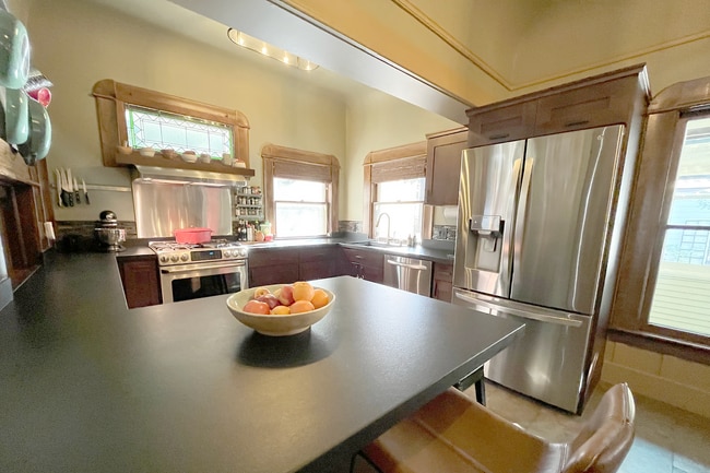 Building Photo - Well-Appointed Naglee Park Historic Home