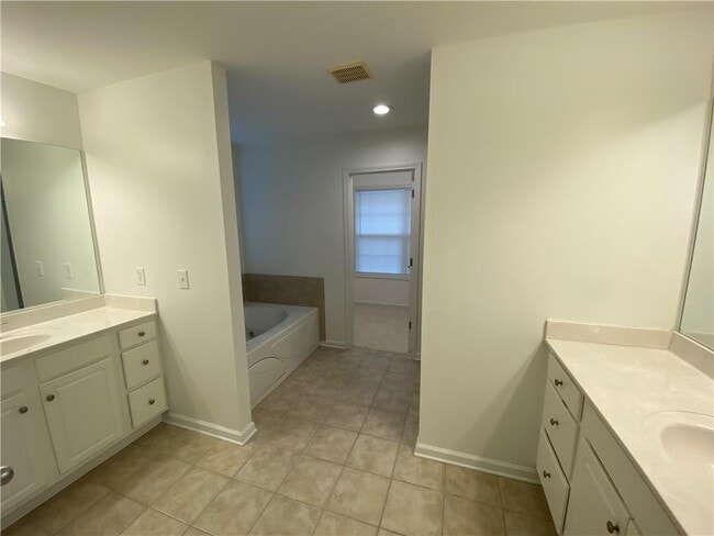 Building Photo - 1551 Park Knoll Trail NE