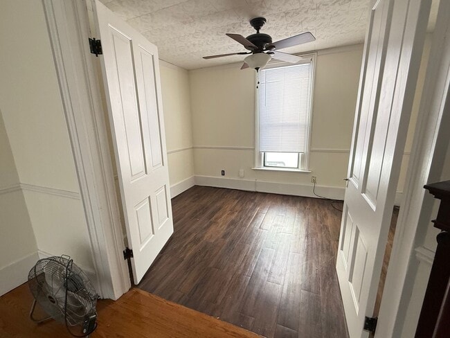 Building Photo - Large 4 BR house in Heyworth