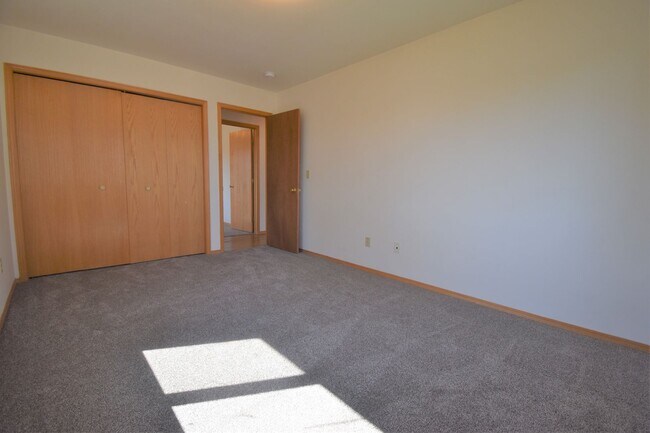 Building Photo - 3BD, 1BA Top Floor Unit