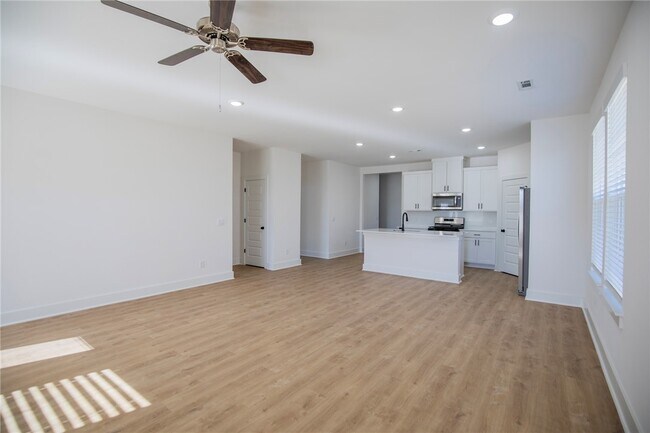 Building Photo - 136 S Broyles Ave
