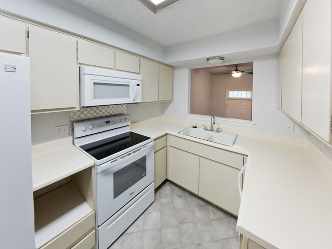 Building Photo - 6534 E Hill Dr