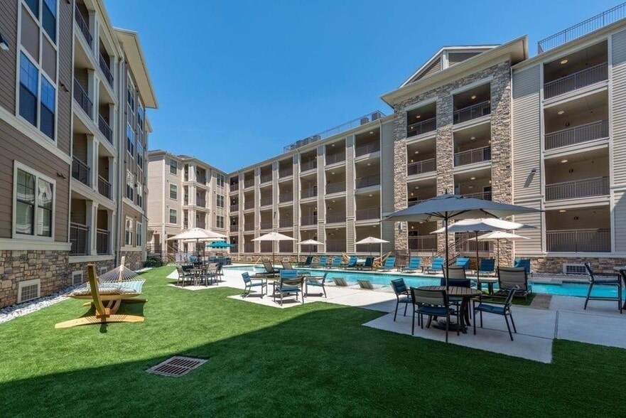 Primary Photo - Heights West 11th