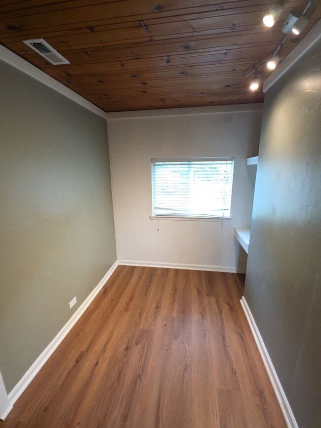 Building Photo - Central Lakeport 3-Bedroom Home