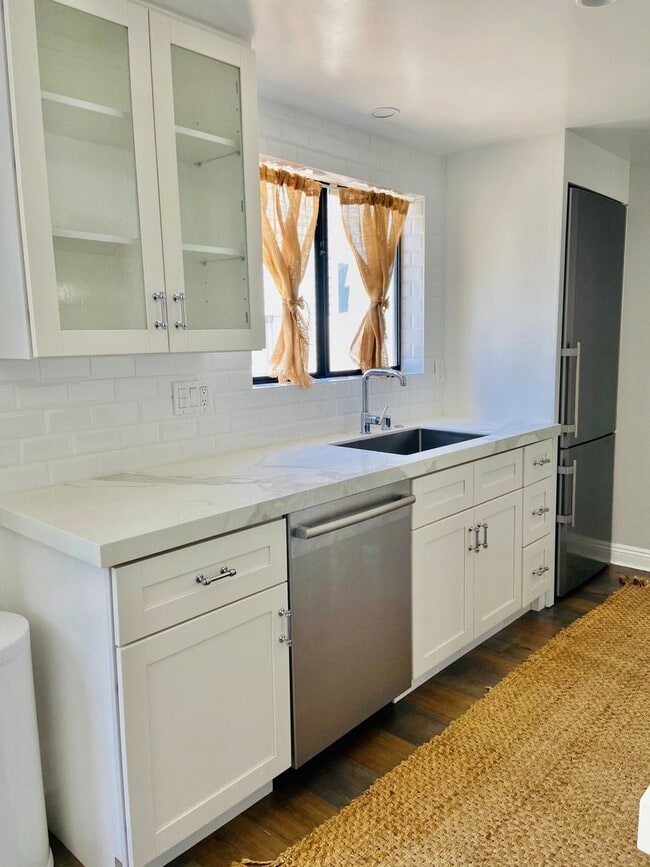 Building Photo - Gorgeous Venice Townhouse w/Upgrades Galore close to Beach+Canals w/Laundry+Garage+Pool