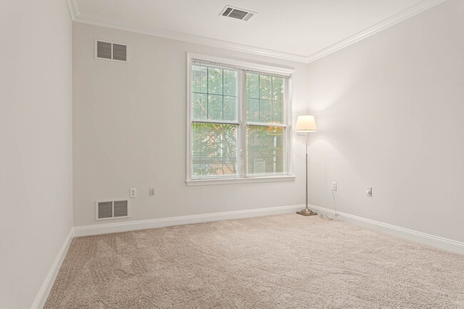 Building Photo - 75 Maple St