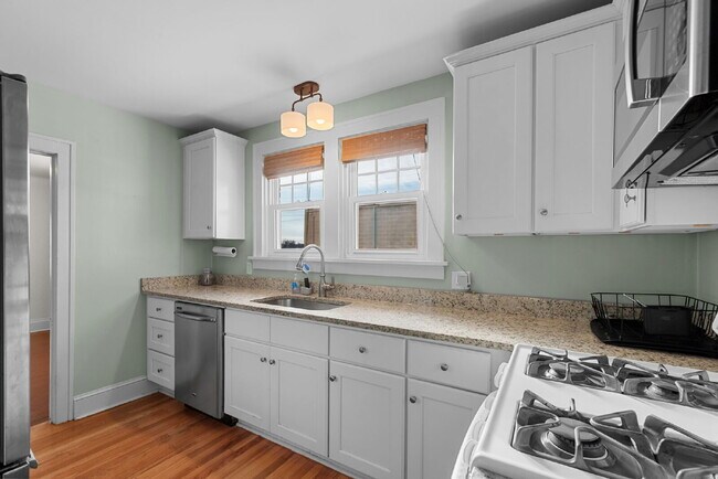 Building Photo - "Charming Brentwood house 2 bedrooms 1 Bathoom, Prime Location!"