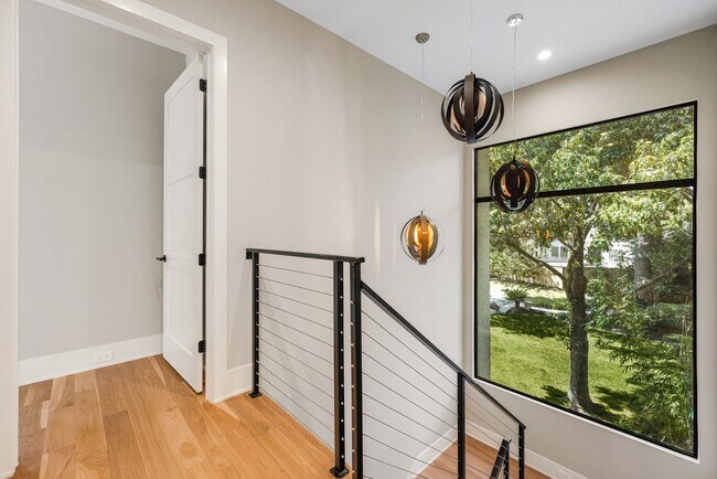 Building Photo - 12427 Pebblebrook Dr