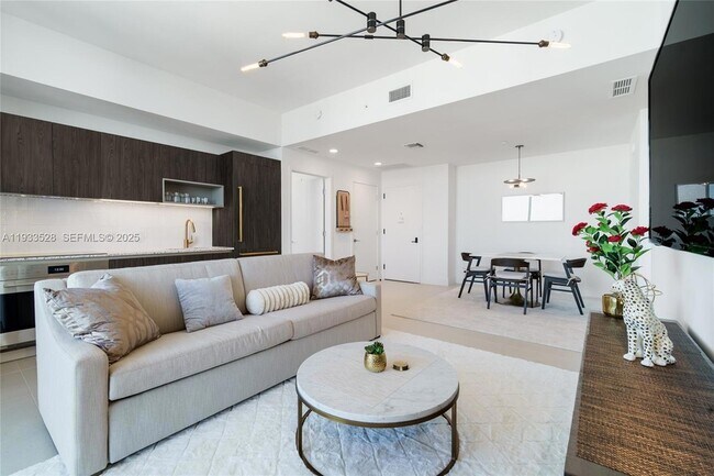 Building Photo - 601 NE 1st Ave