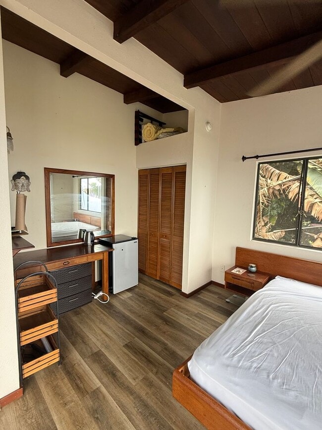 Building Photo - Furnished Pool House Studio with Lanai