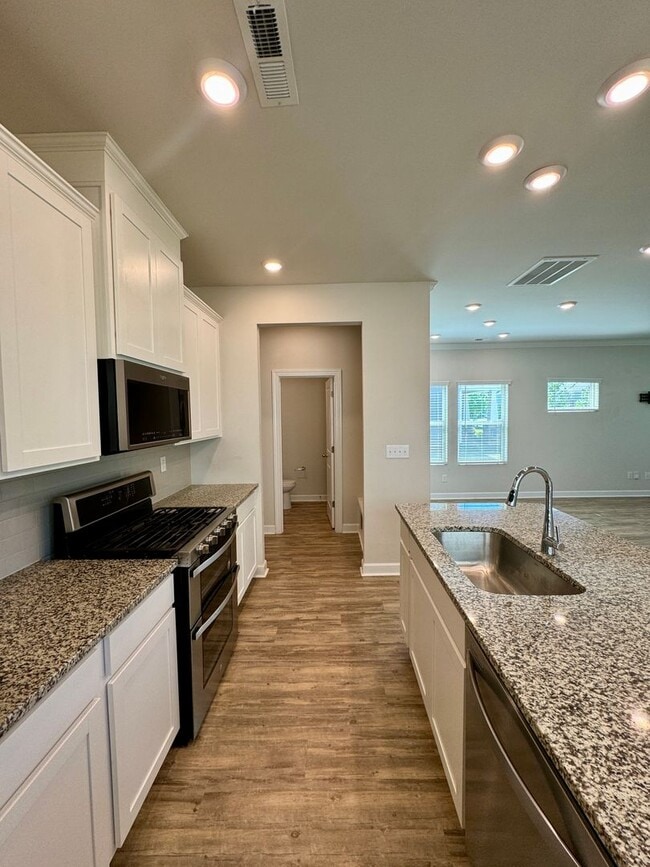 Building Photo - 3BR/2.5BA; Desirable Belmont Location