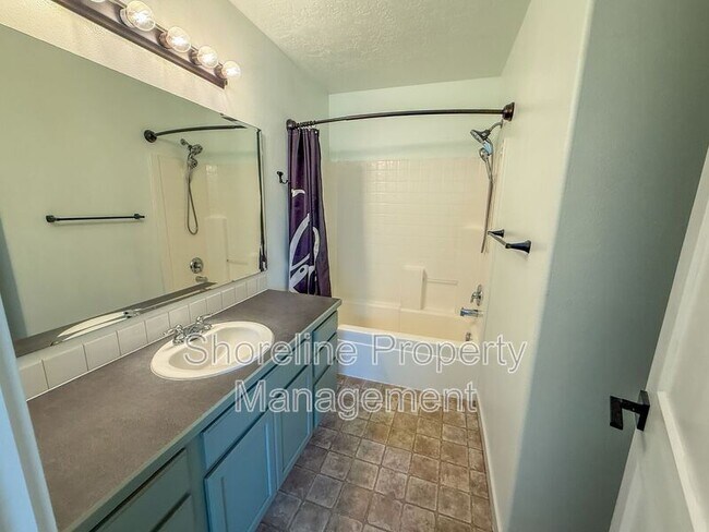 Building Photo - 3420 N Oakstone Ave