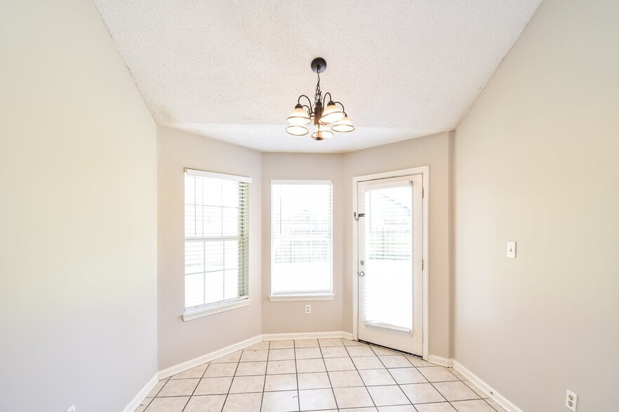 Building Photo - 6795 Black Oak Dr