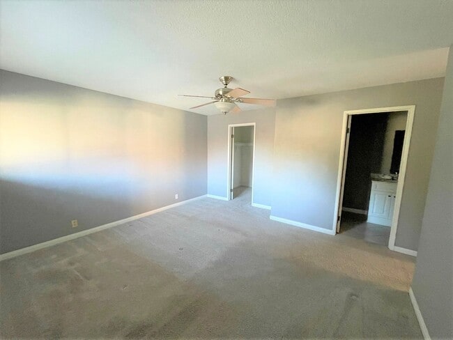 Building Photo - Updated Parkside Condo with Large Deck!