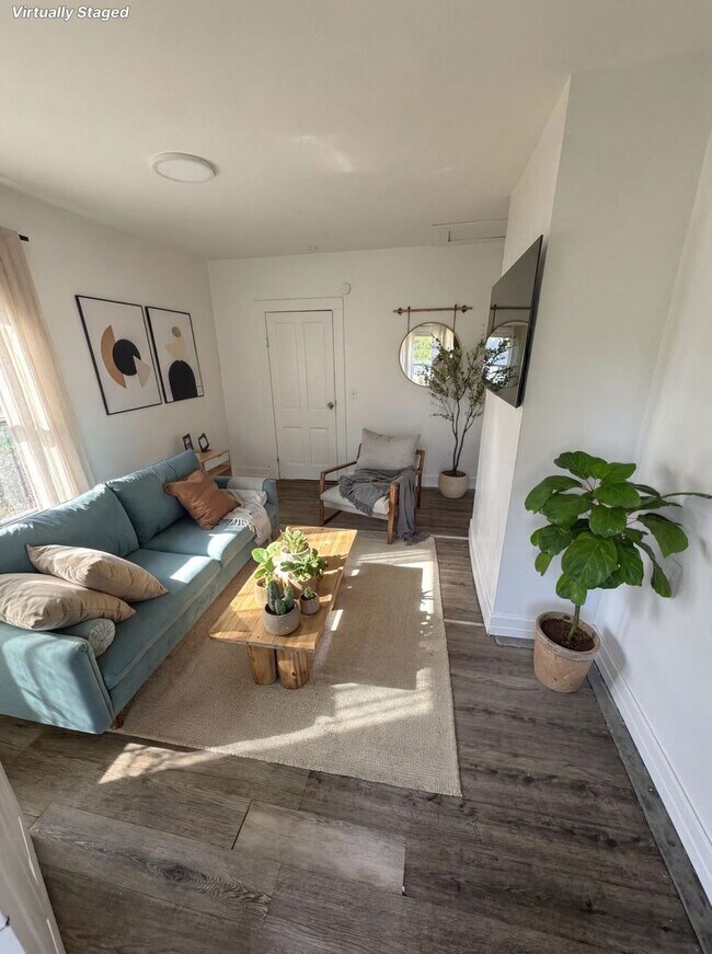 Building Photo - 6th St