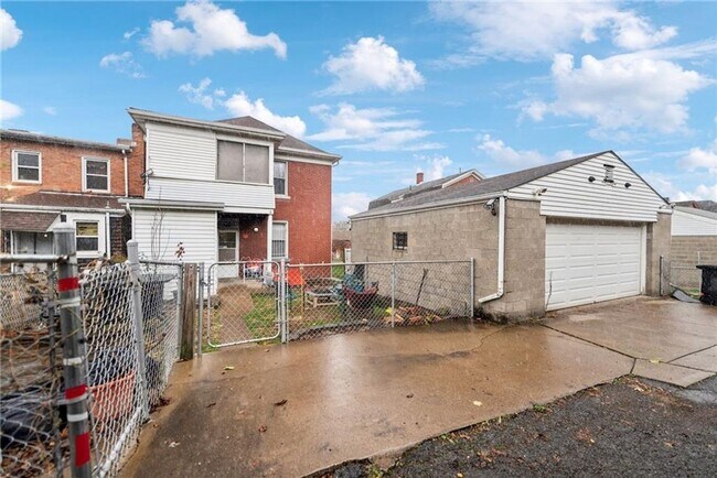 Building Photo - Bright and Roomy 6-Bedroom in McKees Rocks with Garage