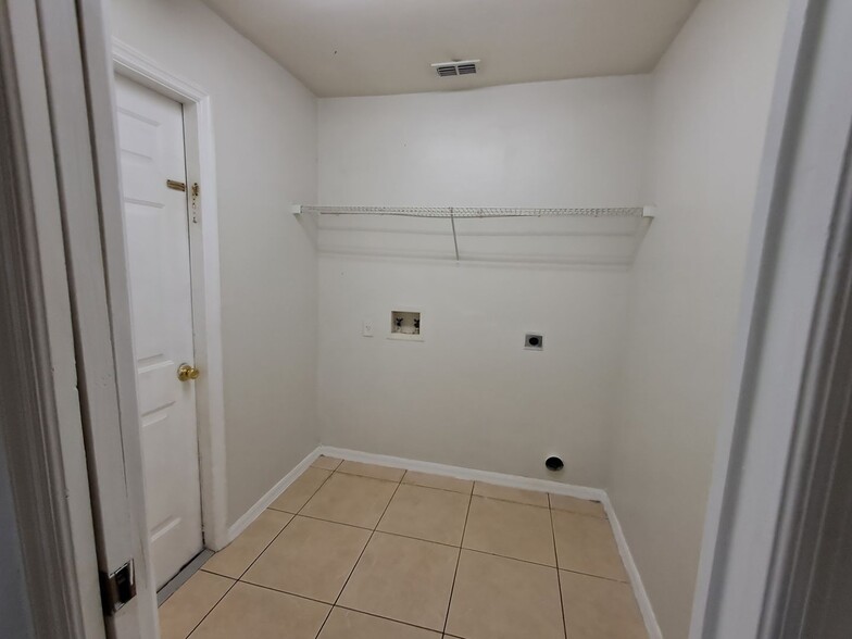 Building Photo - 4868 Golfview Blvd
