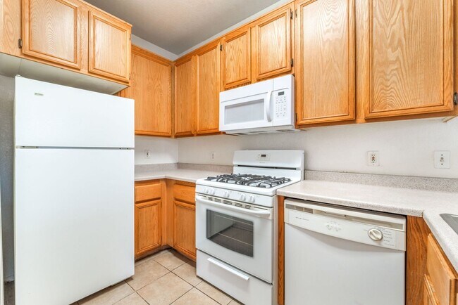 Building Photo - 3 Bedroom Condo with an Open Floor Plan!