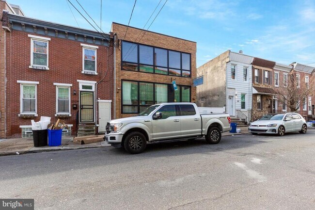 Building Photo - 2520 E Hagert St