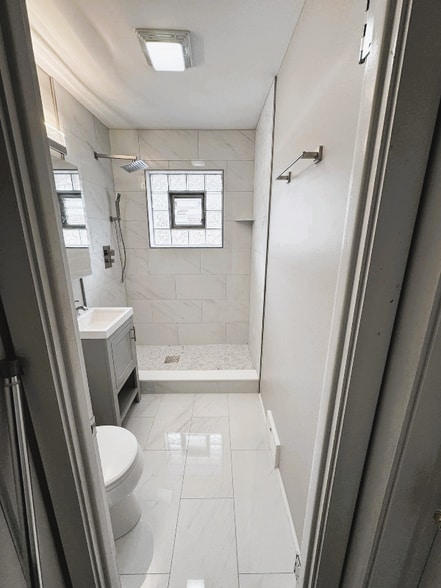 Building Photo - 8409 W Roseview Dr