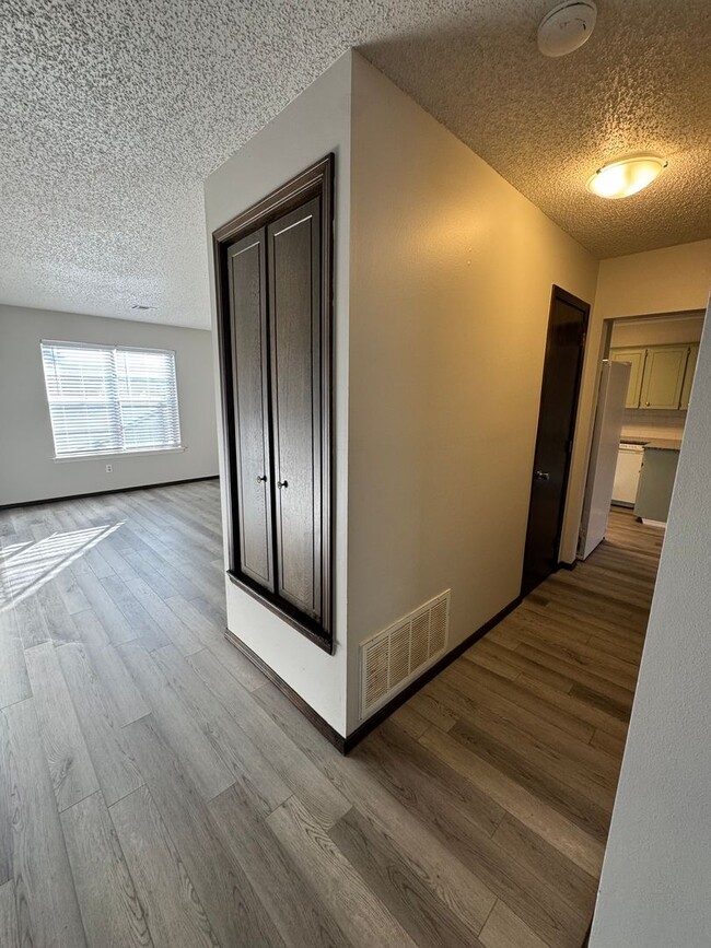 Building Photo - 3 Bedroom Home with Fenced Yard!!