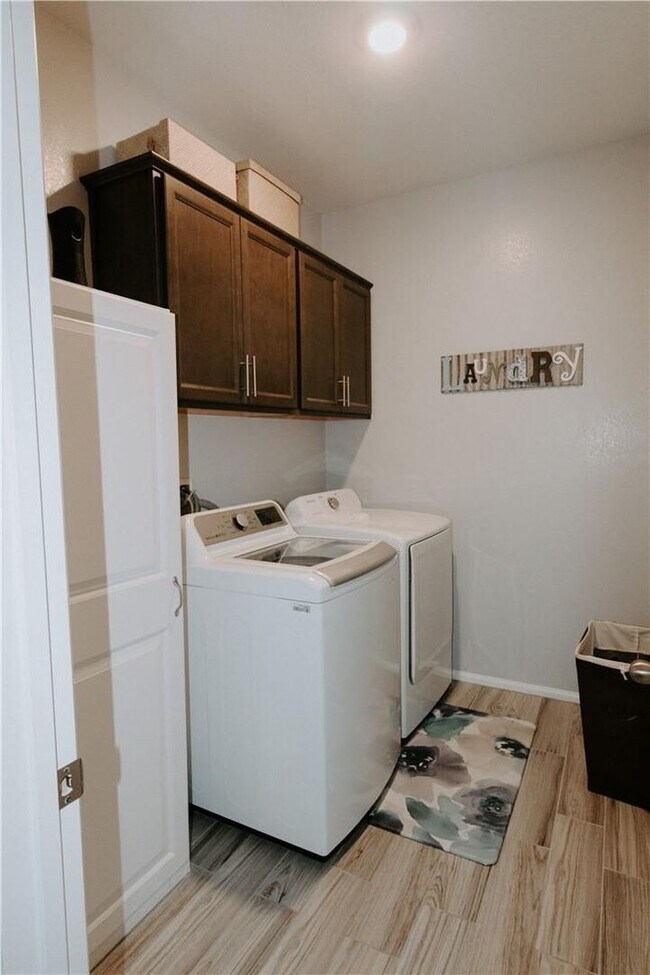 Building Photo - Single Story Home with Lush Backyard! Comi...
