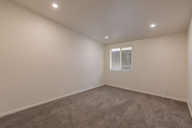 Building Photo - Oak View Abode