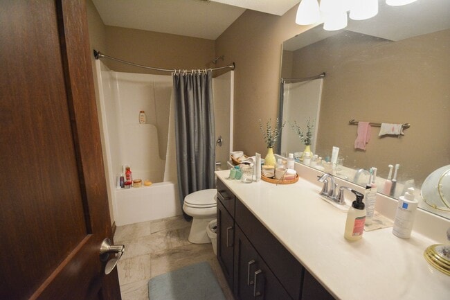 Building Photo - Beautiful and Spacious 4 Bedroom 3 Bath Available For Rent!